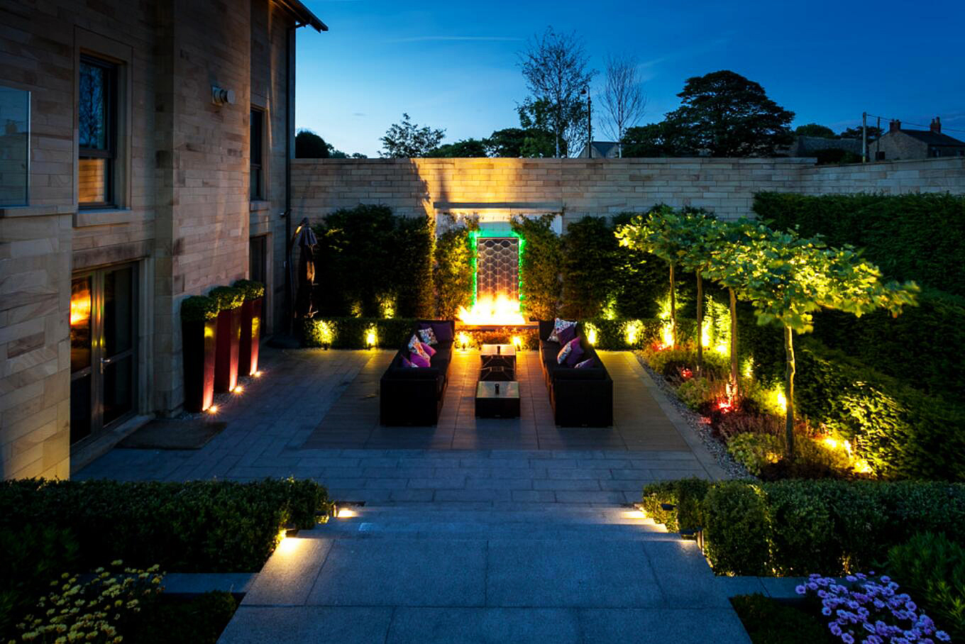 错落有致的台阶式别墅庭院花园,没想到白天很美,夜景美得更夸张