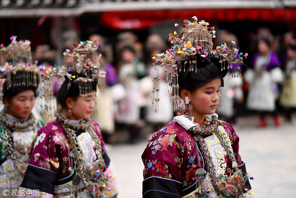 侗族姑娘身着节日盛装  踩芦笙堂喜迎新春