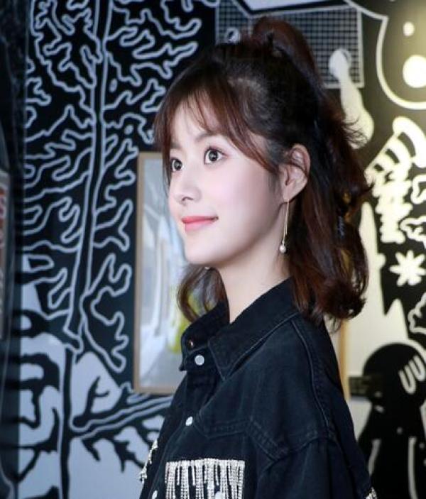 乔璇受邀亮相yohood潮流嘉年华 个性少女黑衣演绎"甜系扮酷"