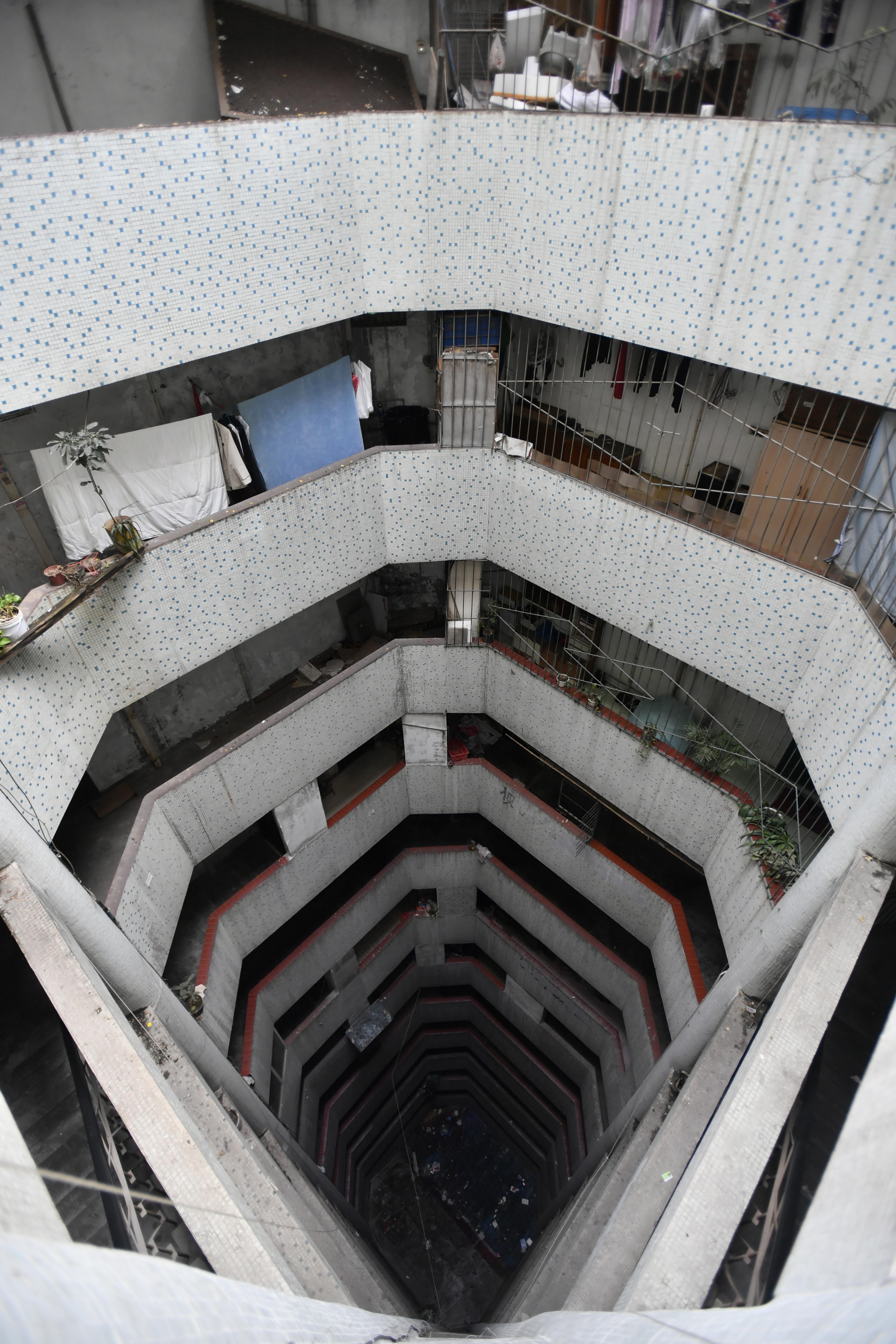 重庆又现"魔幻建筑":十三层楼房没电梯