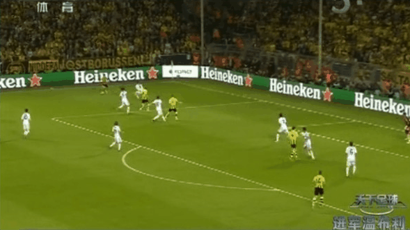 波兰前锋在5年前一战成名,皇马豪华后防在他面前不堪一击!