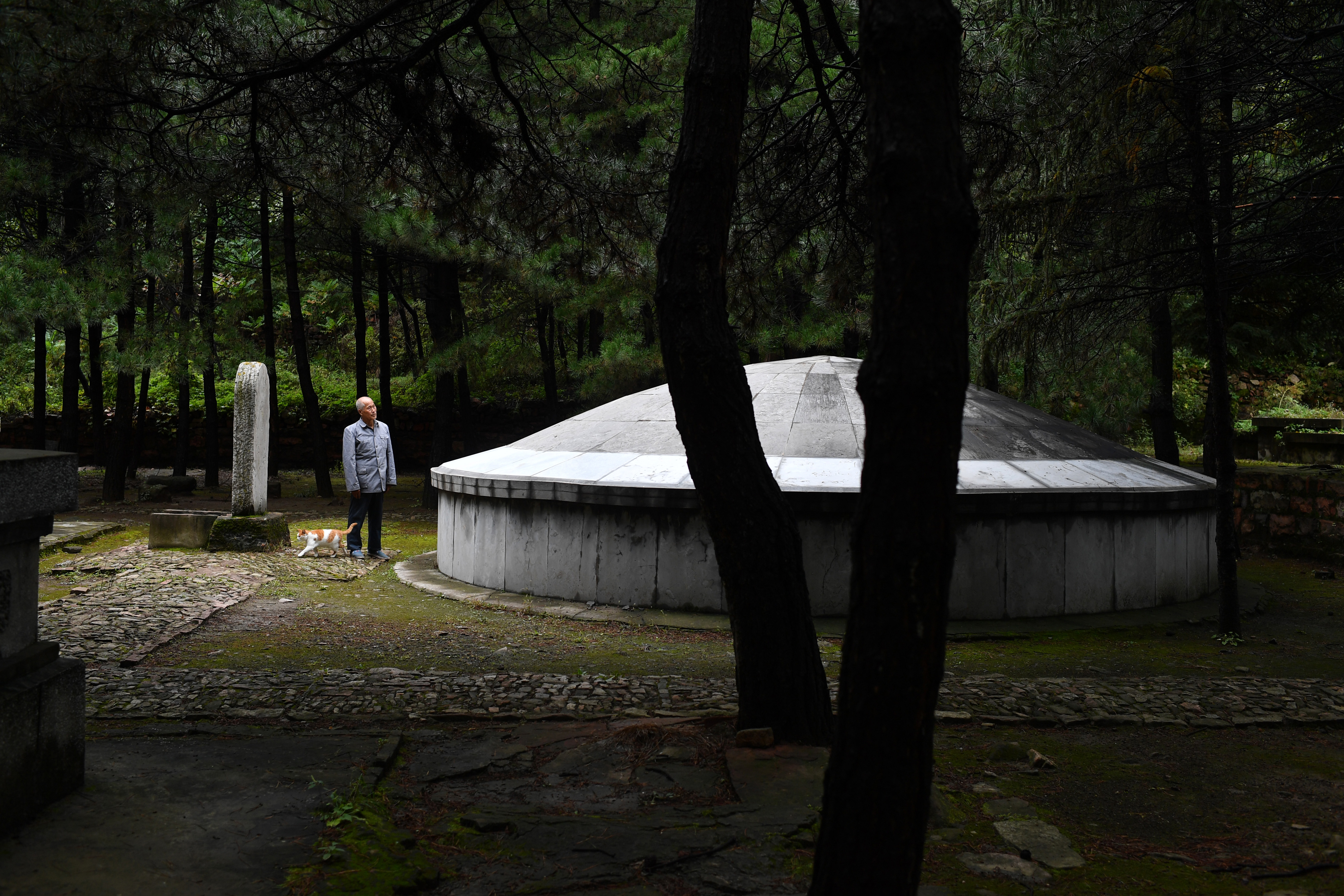 太行山守墓人:27年如一日守护英灵(2)