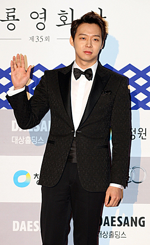 实锤!外媒:腿毛中验出冰毒 韩国男星朴有天遭解约退出娱乐圈