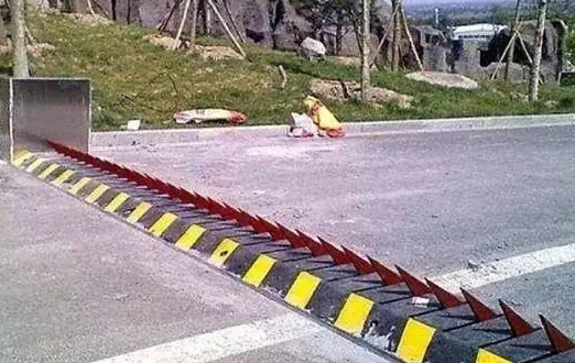 最奇葩减速带,印度用3d减速带,第二种最常见,最后一种太可怕!