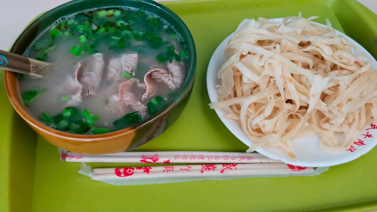 味道很鲜的牛肉汤和饼丝配着吃