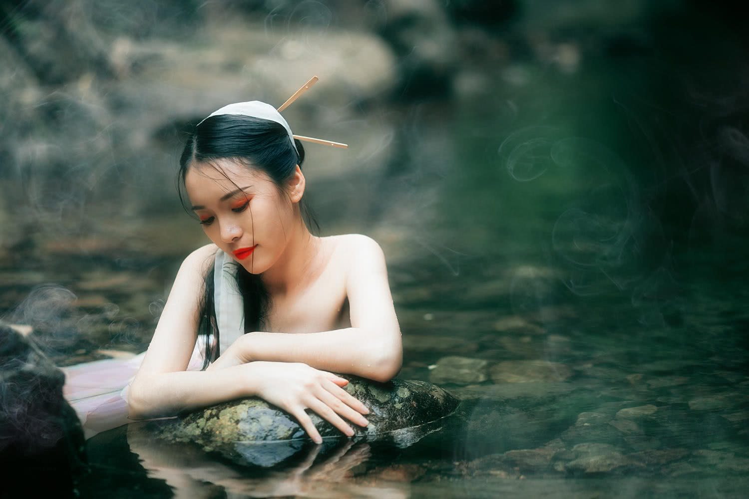 摄影师拍下美人出浴的瞬间,小姐姐好像《青蛇》中的王祖贤