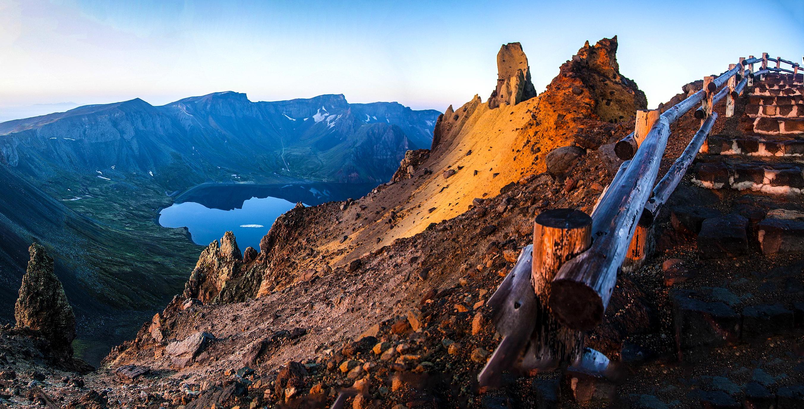 长白山脉是鸭绿江,松花江和图们江的发源地.