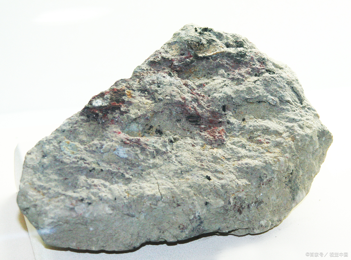 金属至半金属光泽,晶体属三方晶系的氧化物矿物,无解理