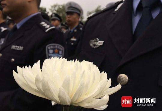 广元剑阁举行杨强烈士骨灰安放仪式 数百人寒雨中送行