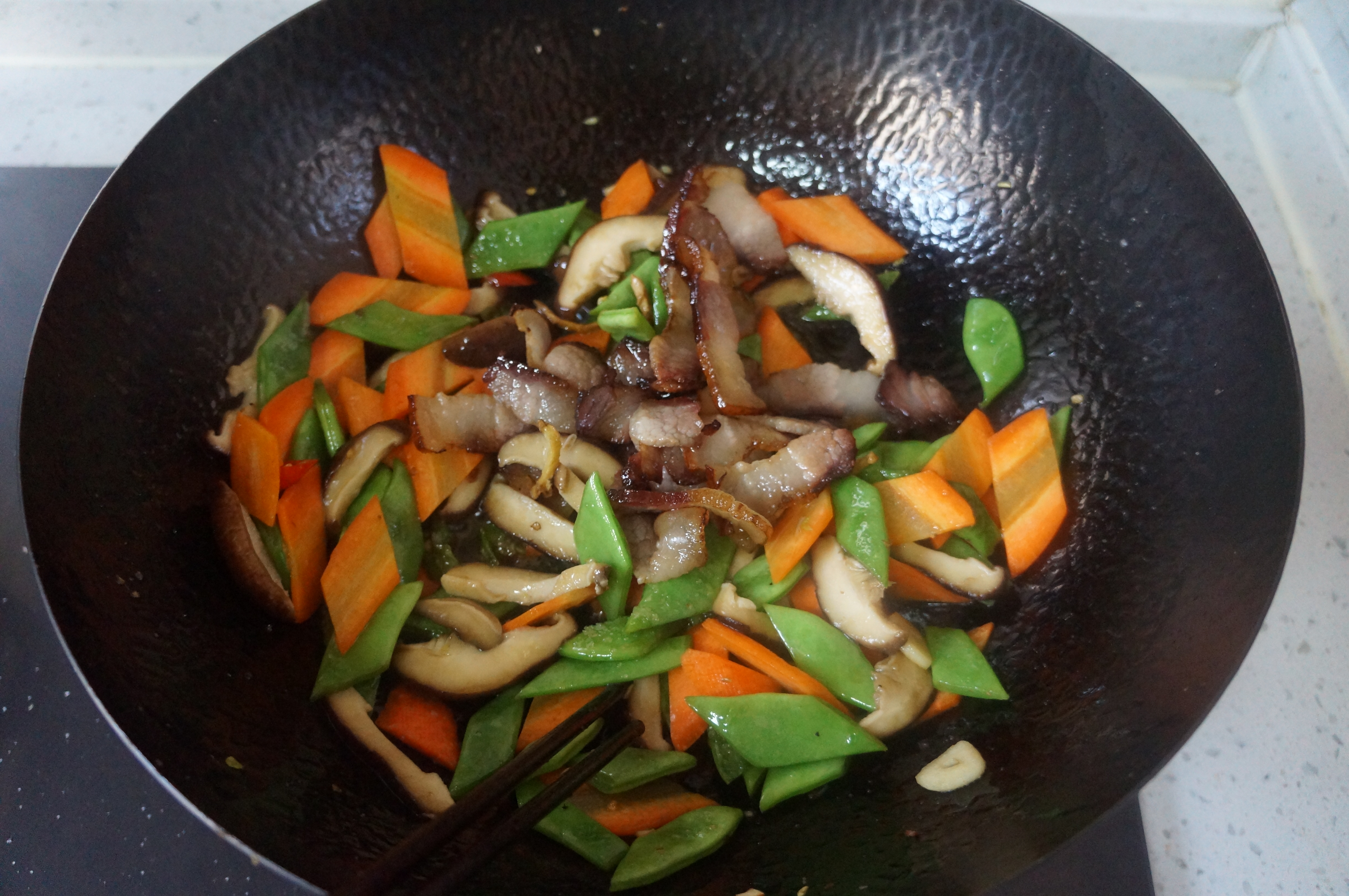 这几样搭配在一起,色彩鲜艳,口感丰富,几分钟炒好一盘菜,真香