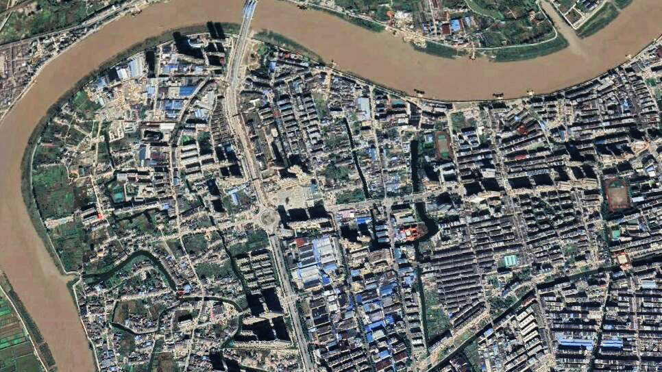 卫星上看浙江温州龙港市,一江之隔的鳌江镇,其城镇规模也挺大