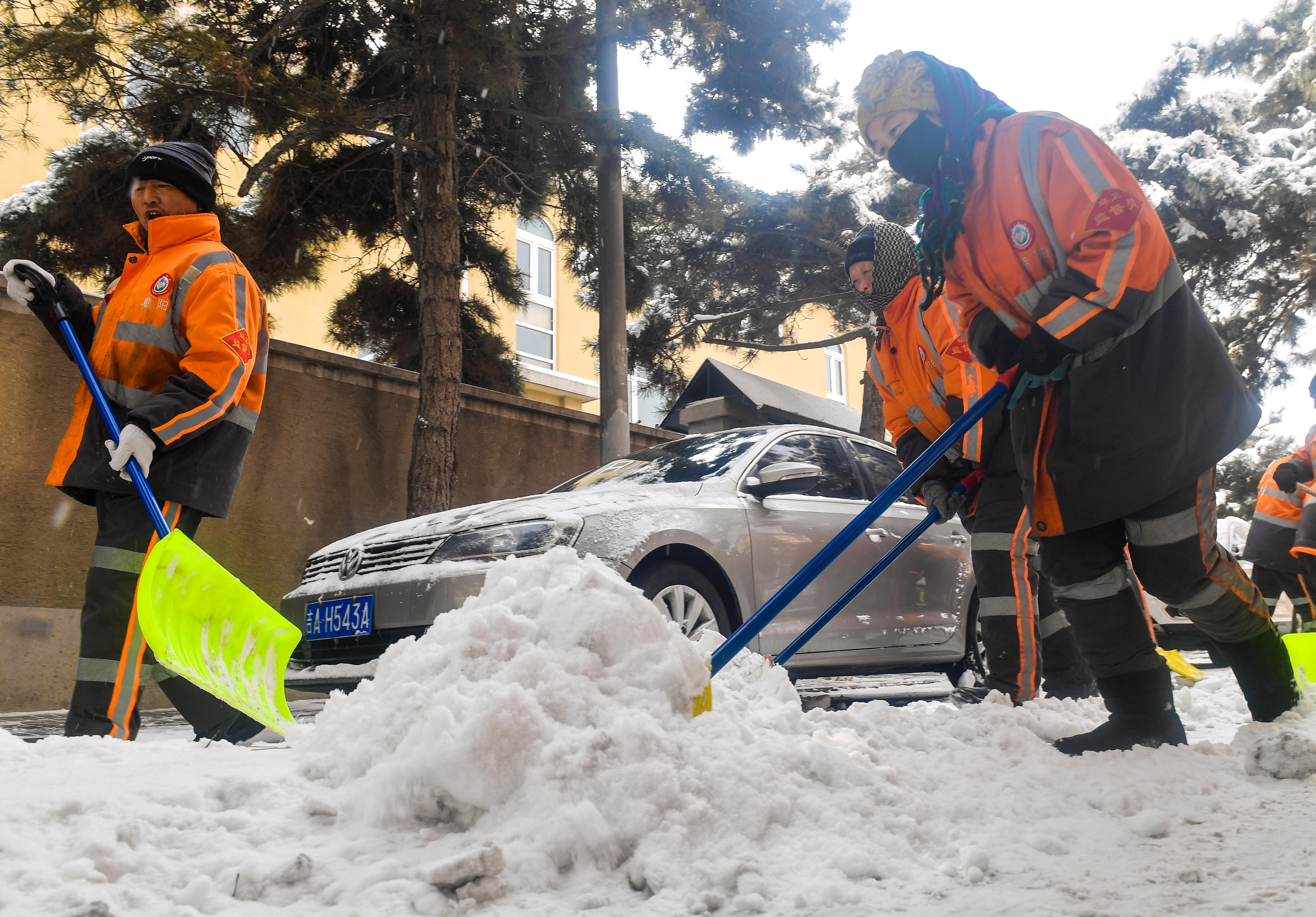 长春环卫工人扫雪图片