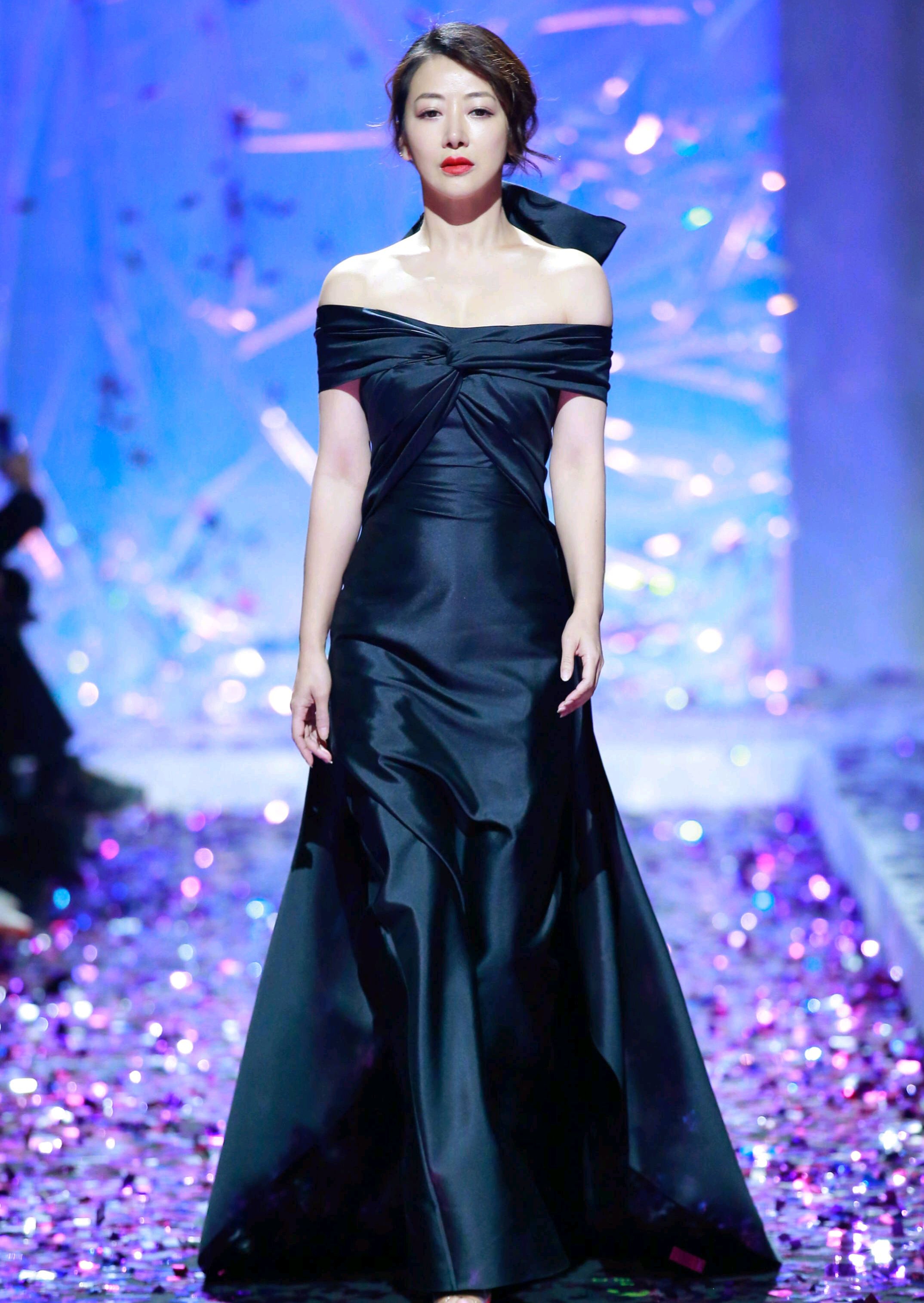 陈紫函t台首秀,一袭黑色露肩长裙,自带气场超有范