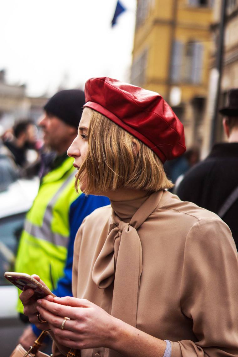 解锁红色贝雷帽:全智贤戴法时尚感全无,唐嫣却甜美显脸小!