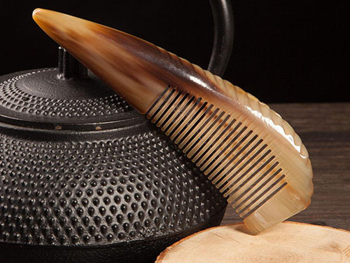 虽然牛角梳不能治白发,但长期用能促进头部血液循环