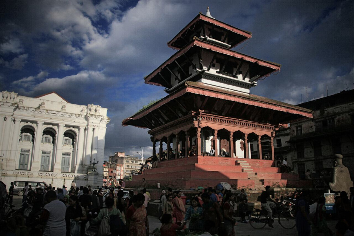 尼泊尔首都加德满都,大街上交通拥挤,环境脏乱差