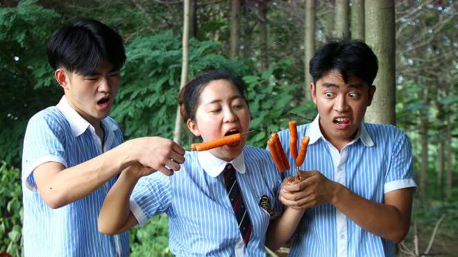 [图]老师给学生改善伙食，拿出家传秘制烧烤肠，没想到同学们瞬间吃完