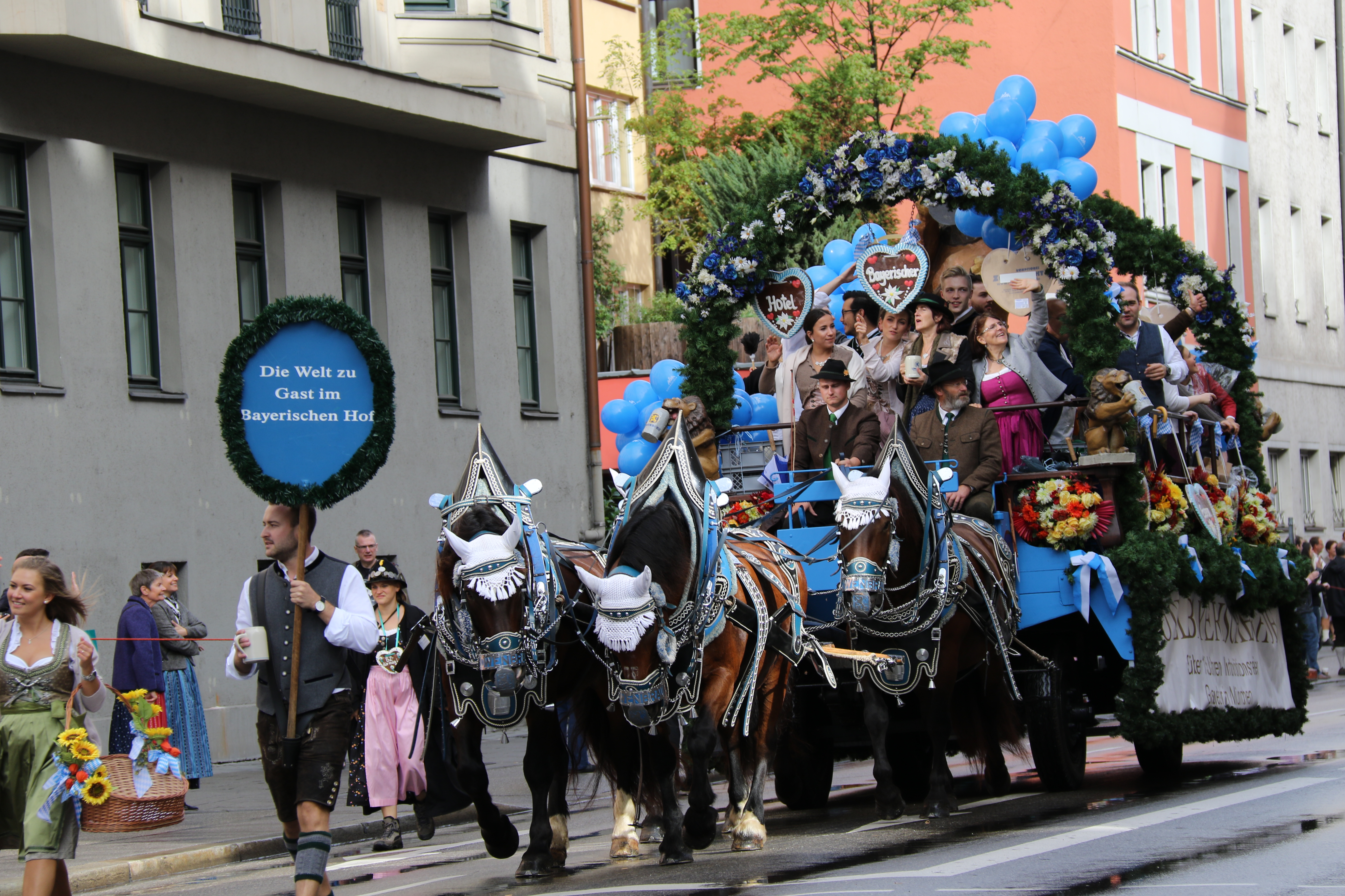 第185届慕尼黑啤酒节举行盛装游行