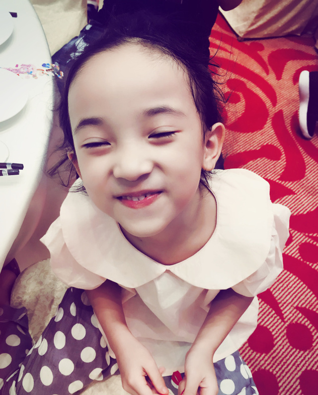 童星马千壹微博爆晒在餐厅照片,呆萌可爱,网友:未来女神就她了