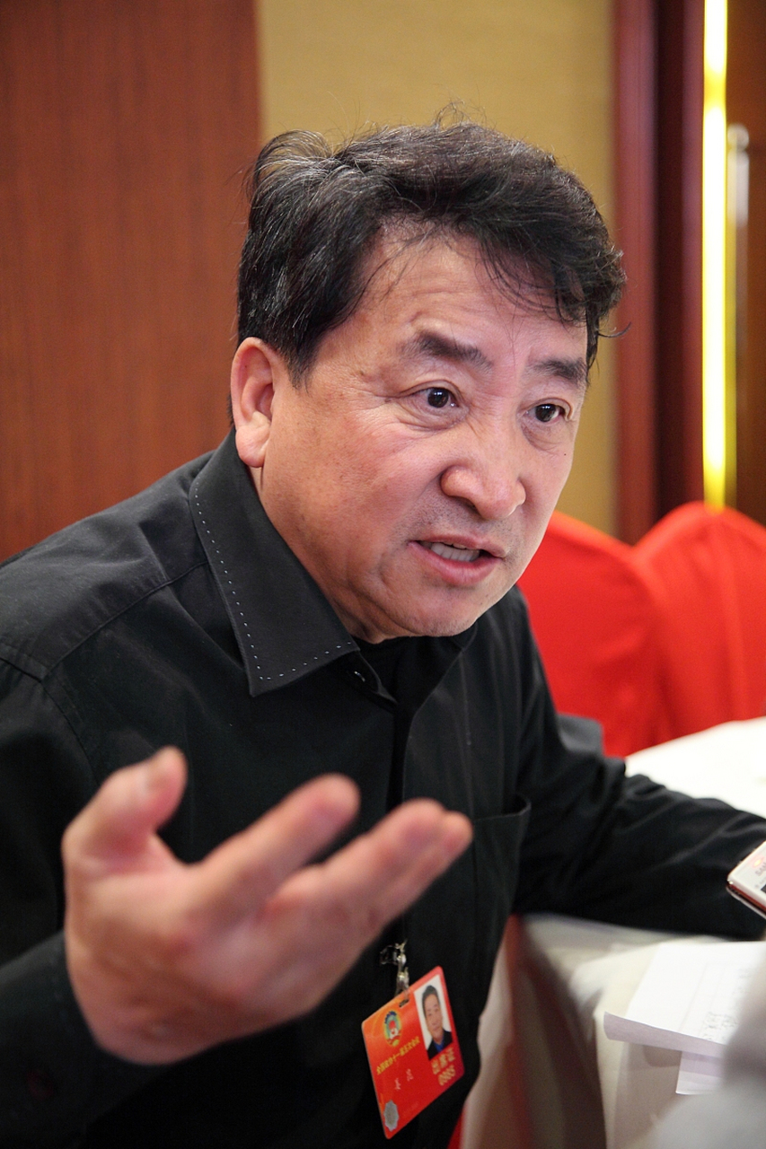 2005年,姜河进入广州军区杂技团工作,成为一名优秀的杂技演员.