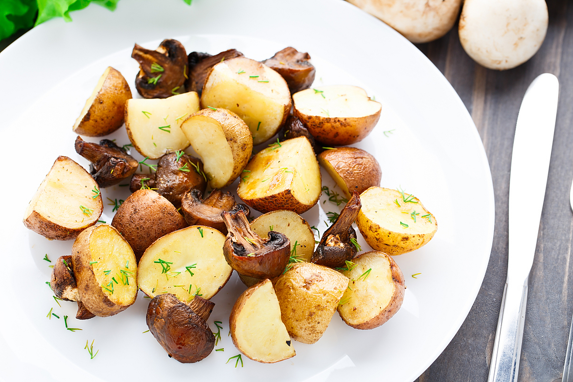 花菇无黄蛋的制作工艺比较复杂,将鸡蛋壳弄个小洞,流出蛋液,去除蛋黄