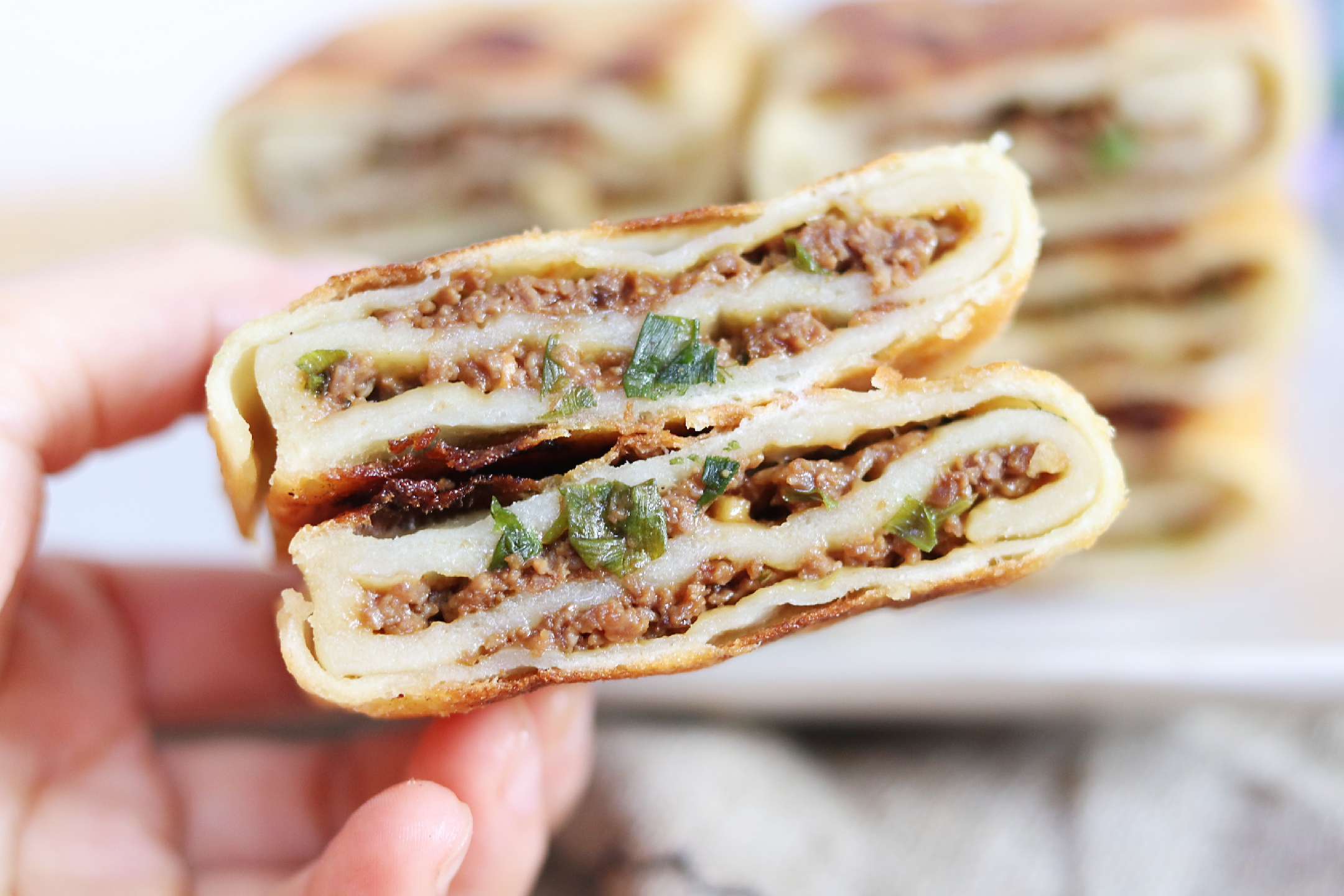 在家自制巨好吃的牛肉酱香饼,外脆内软咬一口满口香