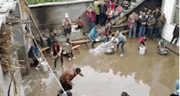 搞笑gif:别人贴面膜只用一张就可以了,但是他却必须用两张!