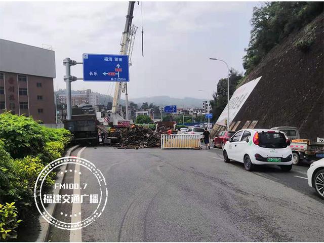 福州烏龍江大橋貨車翻車,整車鋼筋堆滿路面,清理工人說這個彎道常出事