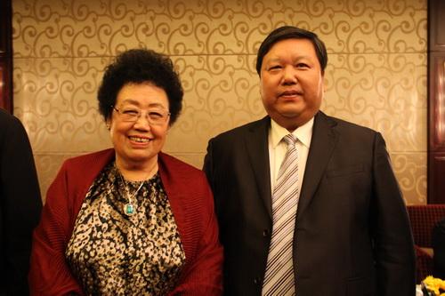 "唐僧"和陈丽华女儿曝光,穿着打扮低调像工人,儿媳却很名媛范