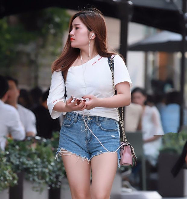 街拍:体态丰腴的红唇美女,性感十足
