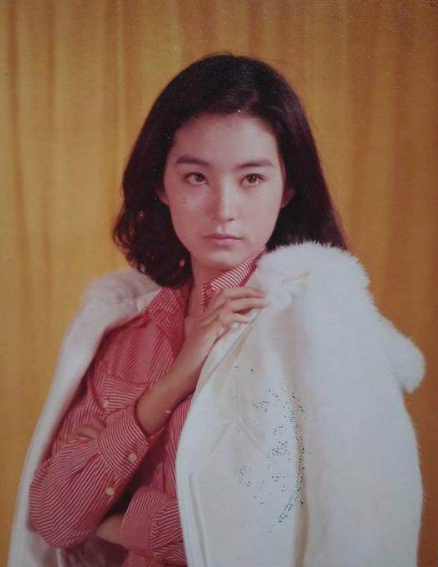 容貌与身材兼备的她,美的刚刚好,那时年轻时就有种特别的古典之美