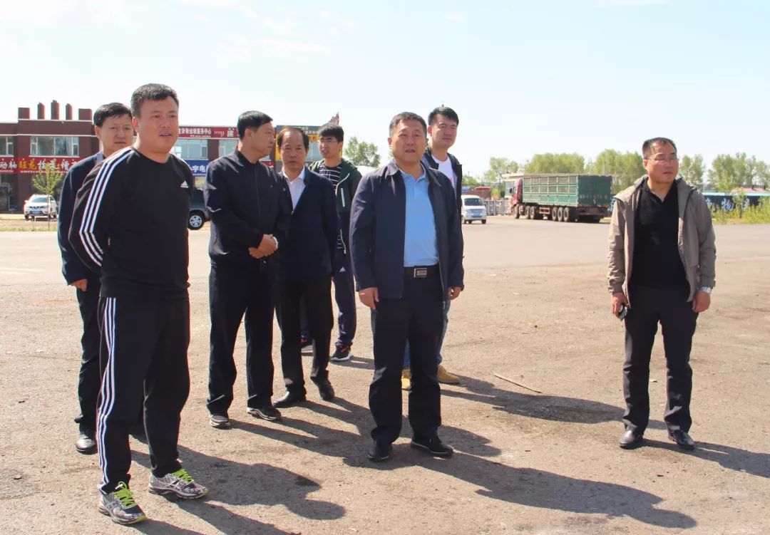 姜立波深入那吉镇南出口就周边环境整治工作进行现场办公