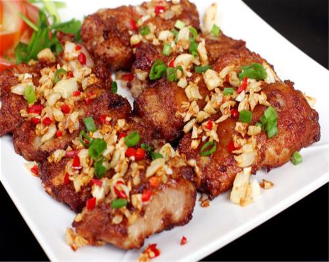 秘制的蒜香排骨,香味浓郁,比糖醋的吃法还美味!