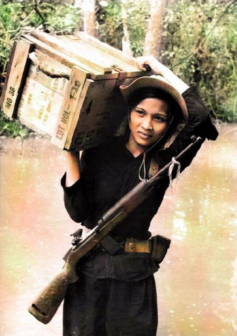 越南战争期间,一位肩扛物资的越共游击队女队员【拍摄时间约60年代末