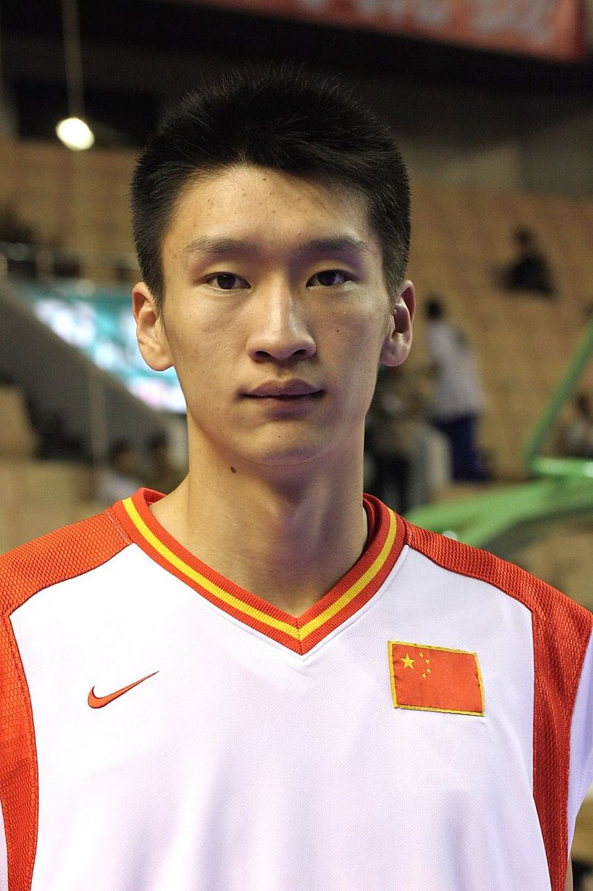 1999年,一位年轻的篮球运动员闯入了职业篮球的大门,他的名字叫杨明.