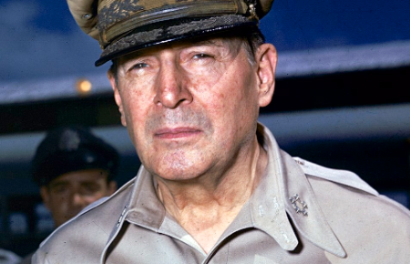 第二次世界大战时期历任美国远东军司令,西南太平洋战区盟军司令等职.