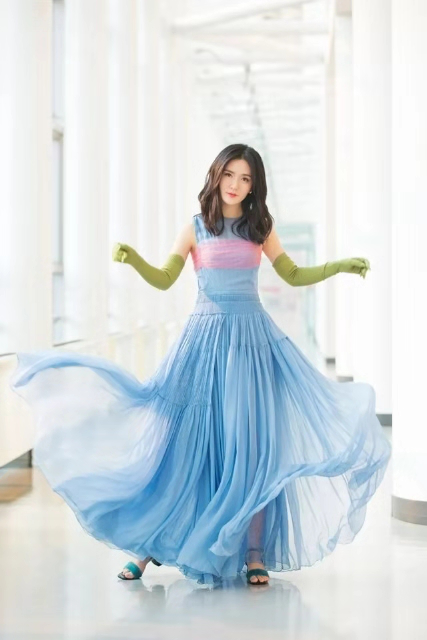 这张照片里的娜姐一身奇葩搭配,胳膊上绿色的手套十