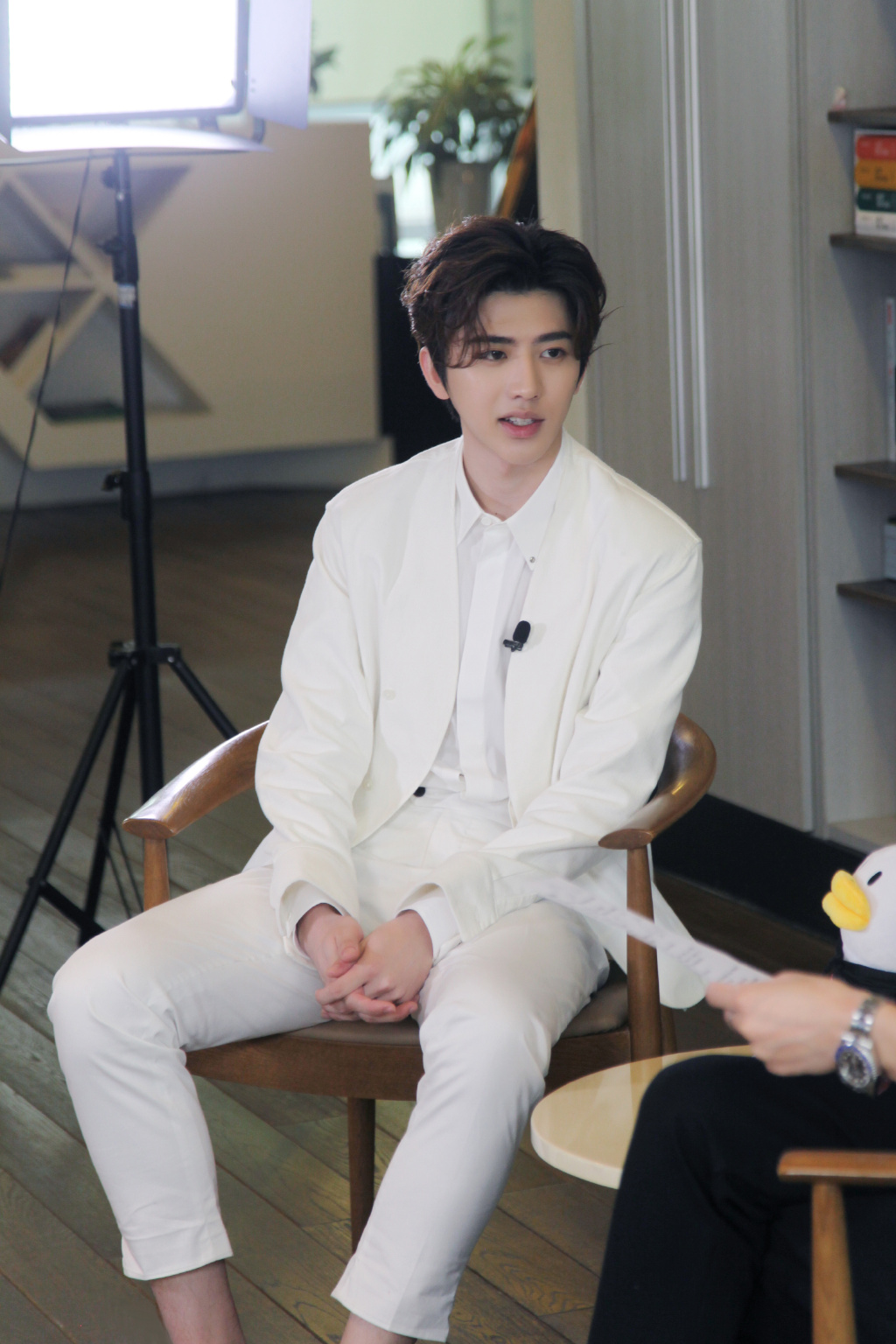 蔡徐坤采访花絮照公开 坤坤一聊到音乐嘴角就自动上扬