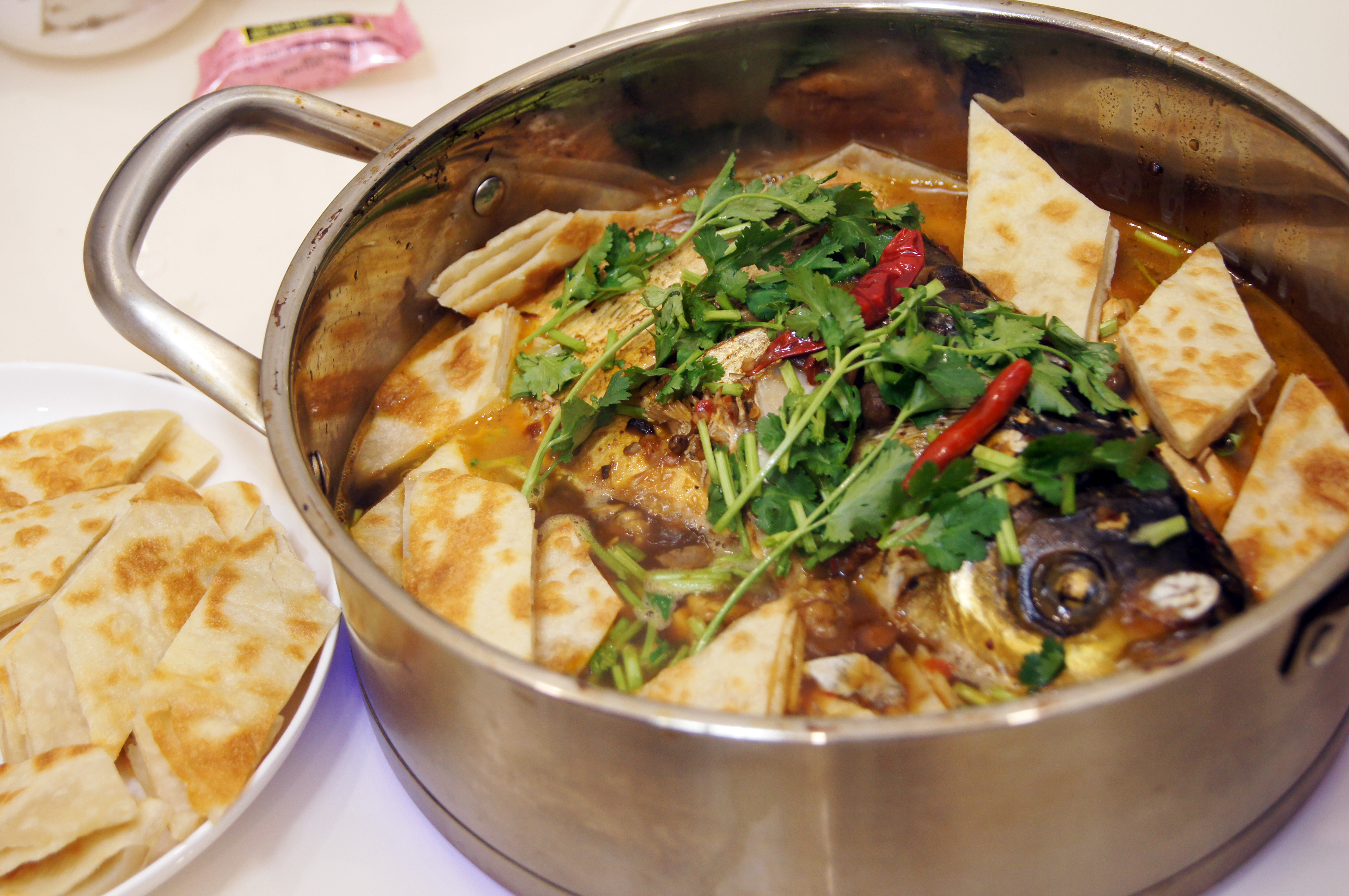 鲜香美味的鱼头泡饼这样做与饭店一个味儿,好吃到让你停不下来!