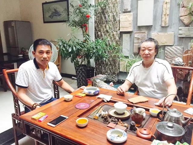 张海昆参观景德镇市陶瓷艺术家"皮六炎"大师作品