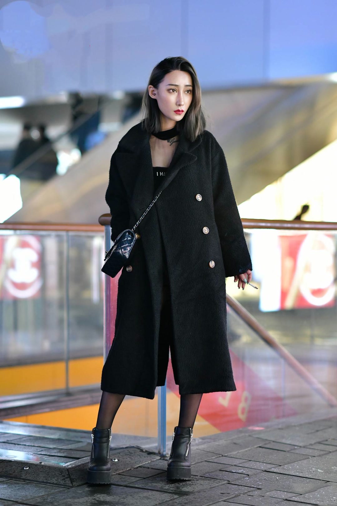 黑色大衣外套搭配黑丝袜和皮面的黑色高跟鞋,有着独特的个性,穿出自己