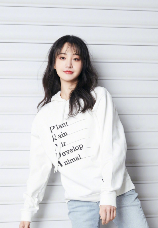 郑爽的卫衣穿搭指南真时髦!搭配黑色紧身裤,"漫画腿"太吸睛了