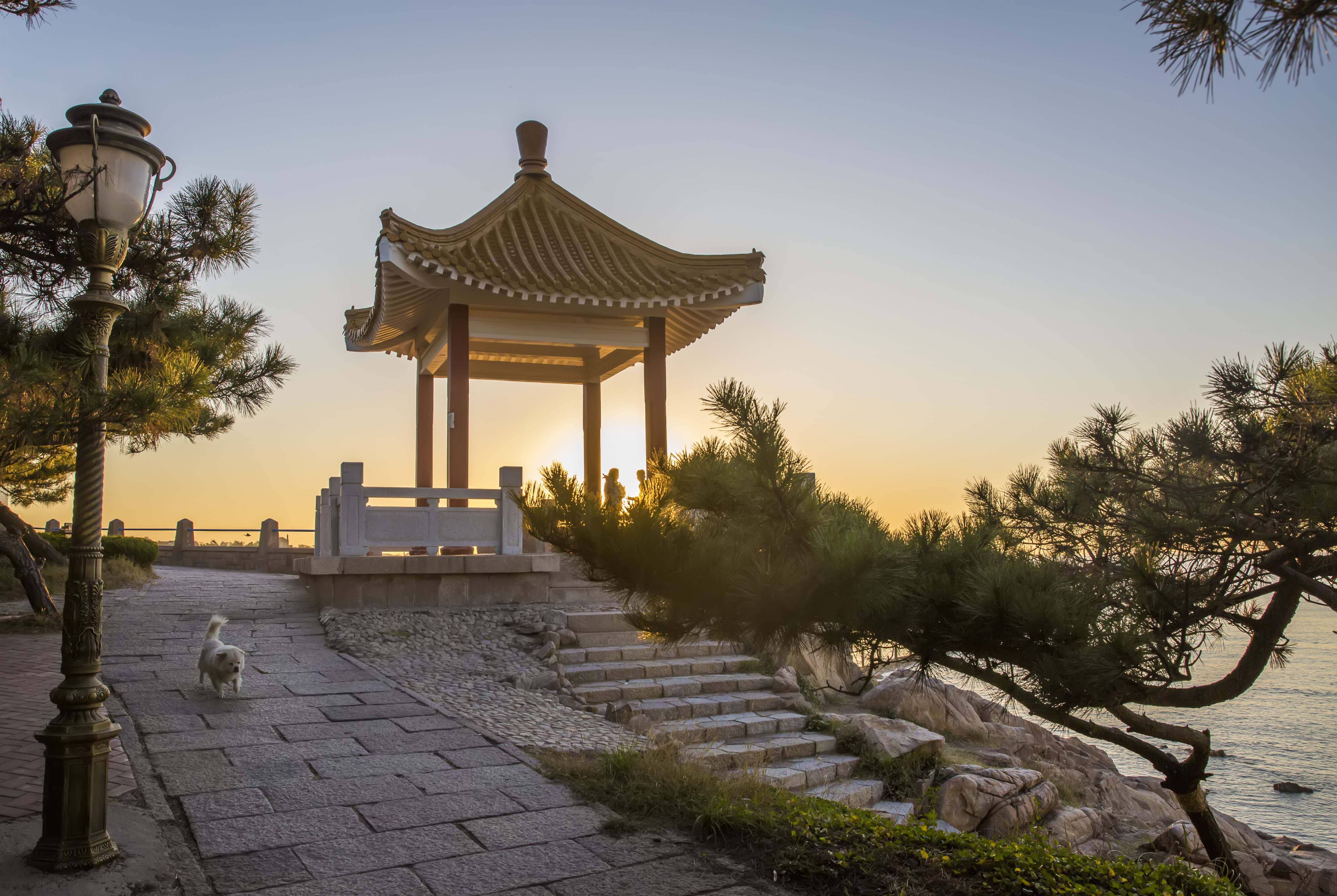 所谓"八大关",是因为这里有八条马路(现已增到十条),是以中国古代长城