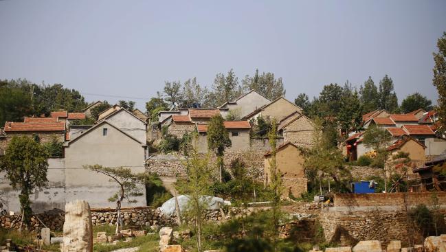 这样的农家风景你看过吗?它就在山东沂源! 这是农村的民房,红瓦白墙.