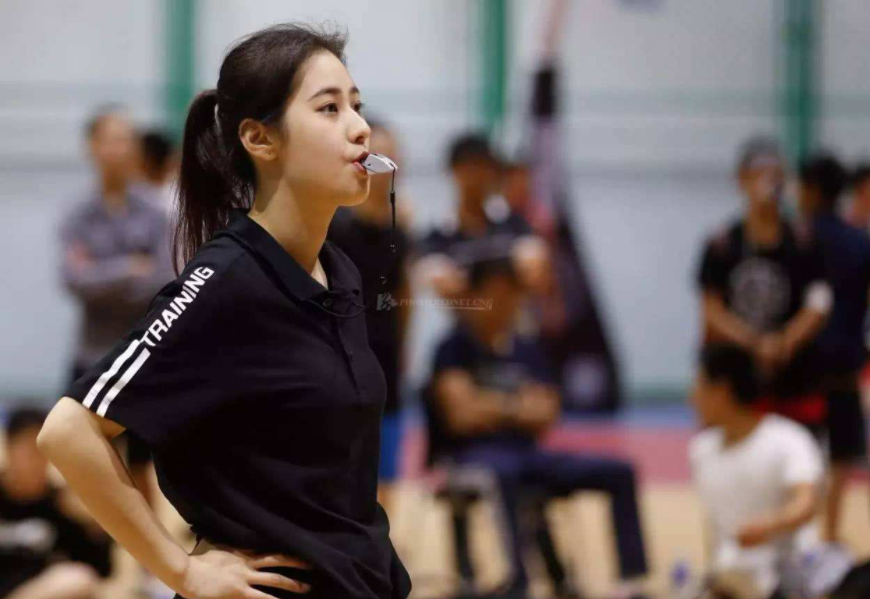 中国最美女裁判亓浩,名字经常被叫错,身材傲人颜值担当