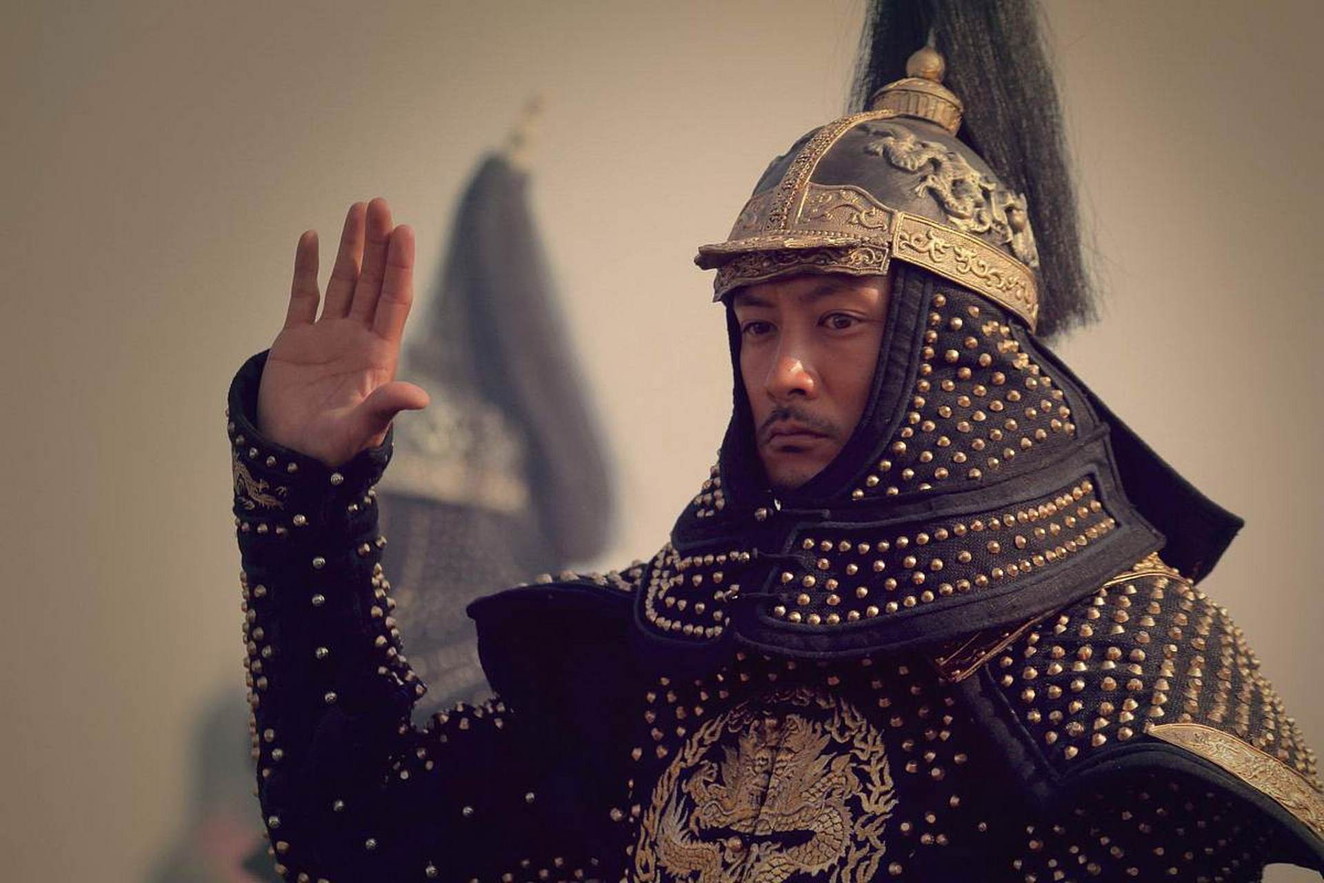 努尔哈赤是一位身材高大,体格健壮的男子.