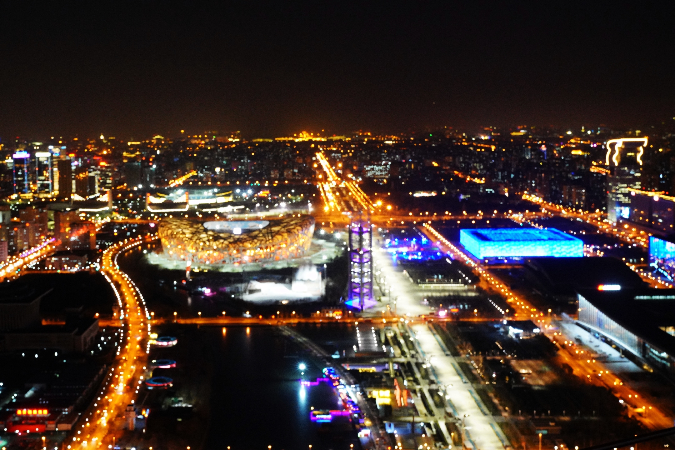 两百多米的高空拍摄的北京夜景,夜色中的鸟巢,水立方和玲珑塔,很美很