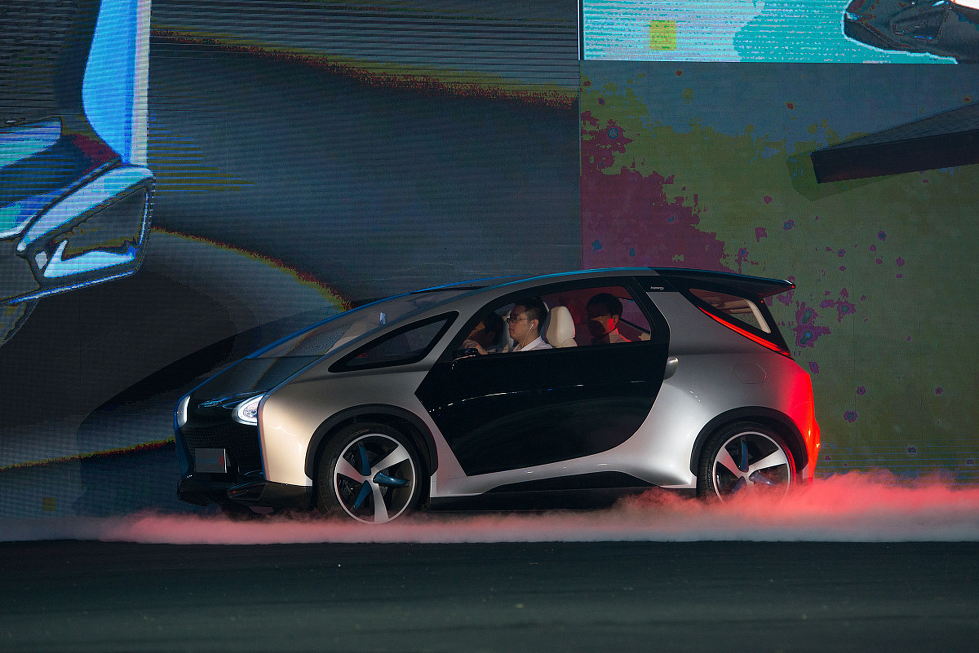 对于造车新势力的三大巨头来说,蔚来,理想,小鹏,其实对于宣传都不是