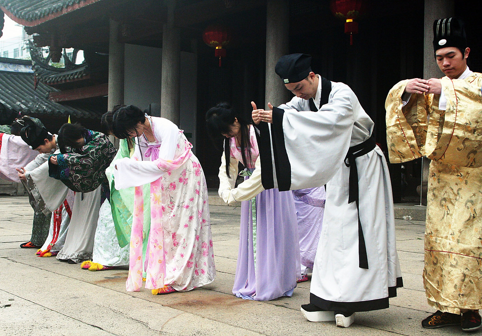 根据古代典籍《仪礼》的记载,男子行拱手礼时,右手在内,左手在外