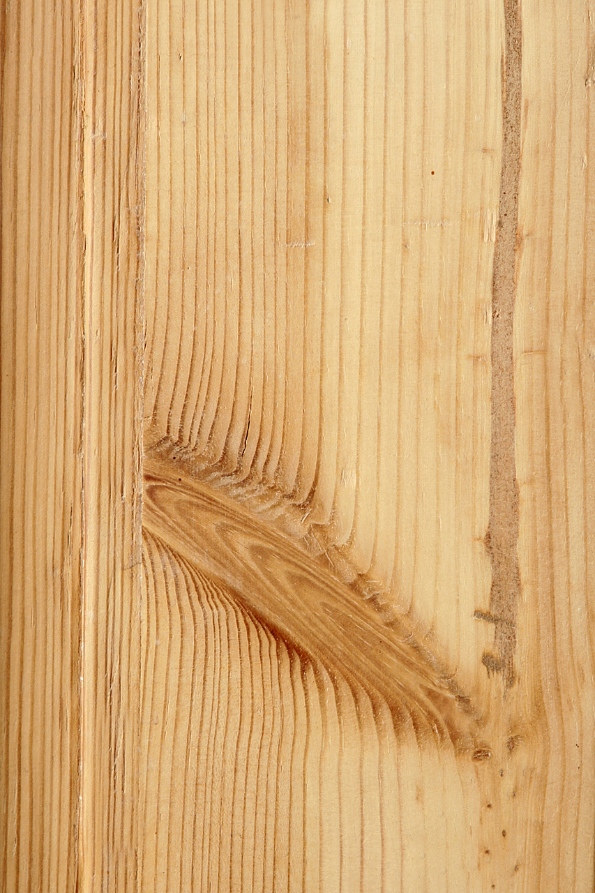 1,橡木不仅具有鲜明的山形木纹,而且触摸表面有着良好的质感;质地坚实